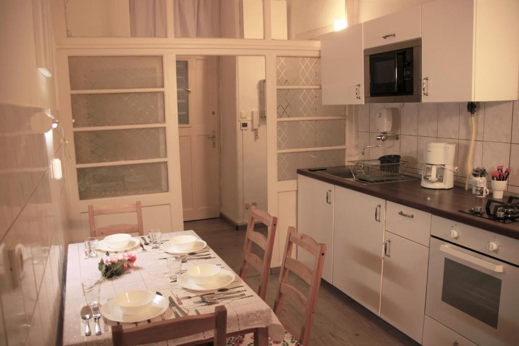 Kuchyňa alebo kuchynka v ubytovaní Duna Szecsi Apartman