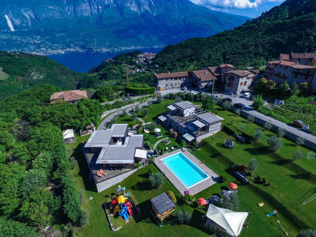 Nespecifikovaný výhled na hory nebo výhled na hory při pohledu z aparthotelu