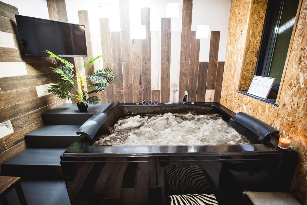Junior Suites con Jacuzzi, Babilafuente – Precios ...