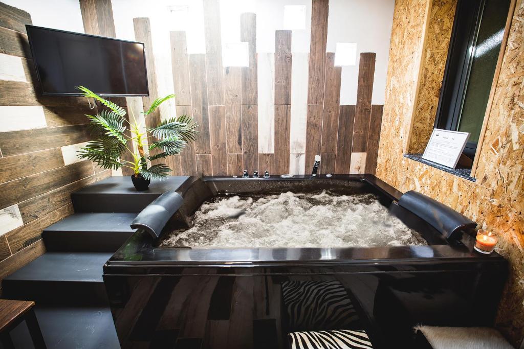 a bath tub filled with sand in a room at Junior Suites con Jacuzzi in Babilafuente