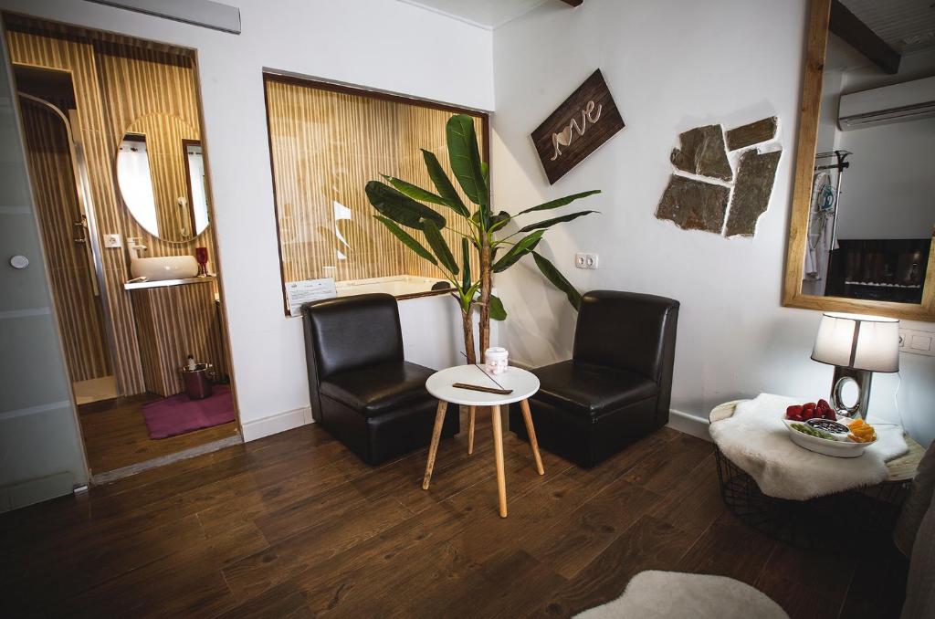 Televízia a/alebo spoločenská miestnosť v ubytovaní Junior Suites con Jacuzzi