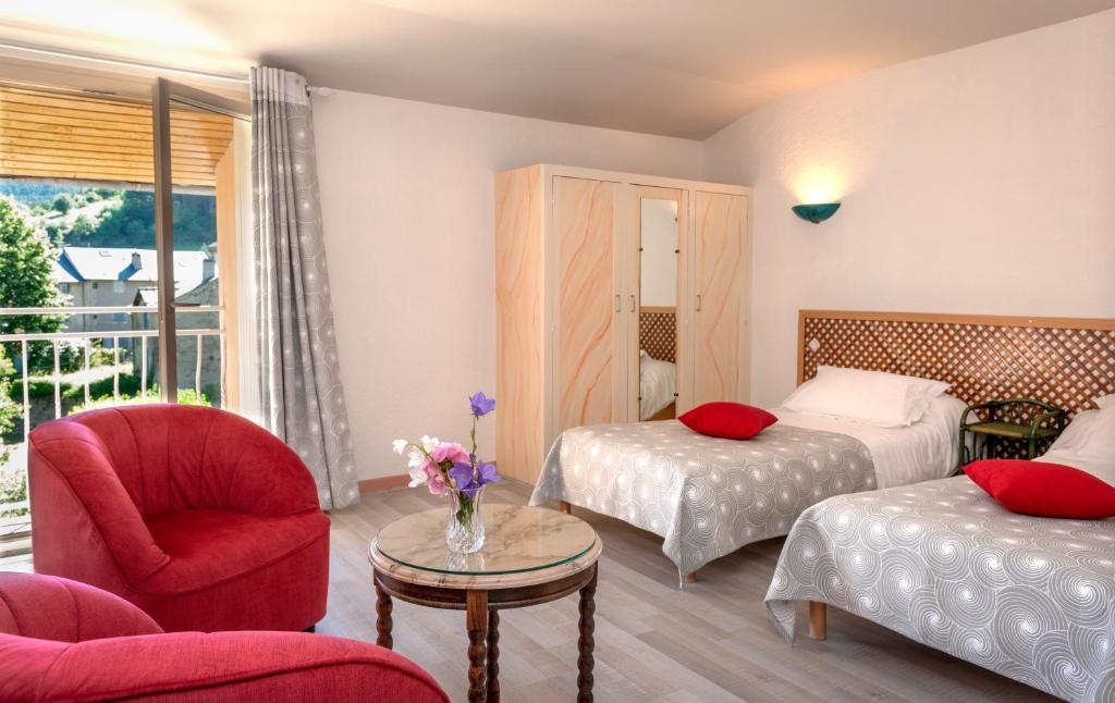 Postel nebo postele na pokoji v ubytování Logis Hôtel Restaurant Le Mont Aigoual