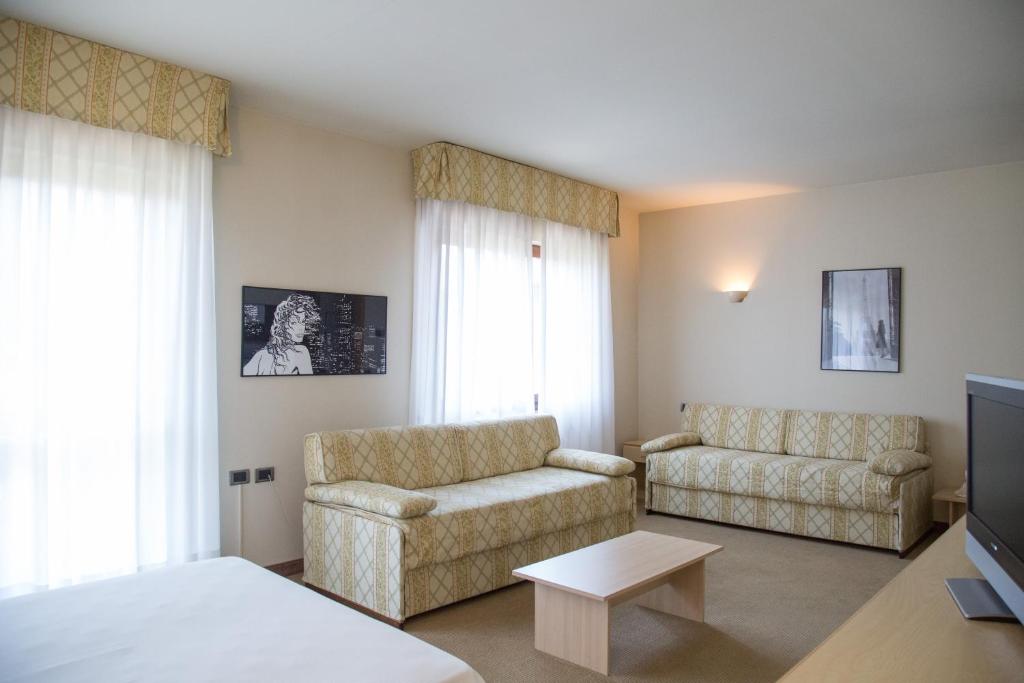 TV a/nebo společenská místnost v ubytování Brianteo Hotel Residence and Restaurant