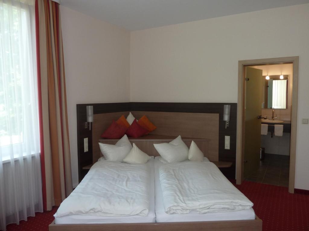 Postel nebo postele na pokoji v ubytování Hotel Gasthof König Karl
