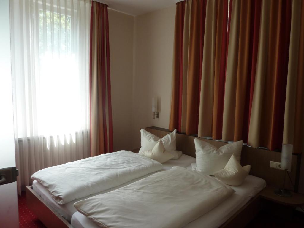 Postel nebo postele na pokoji v ubytování Hotel Gasthof König Karl