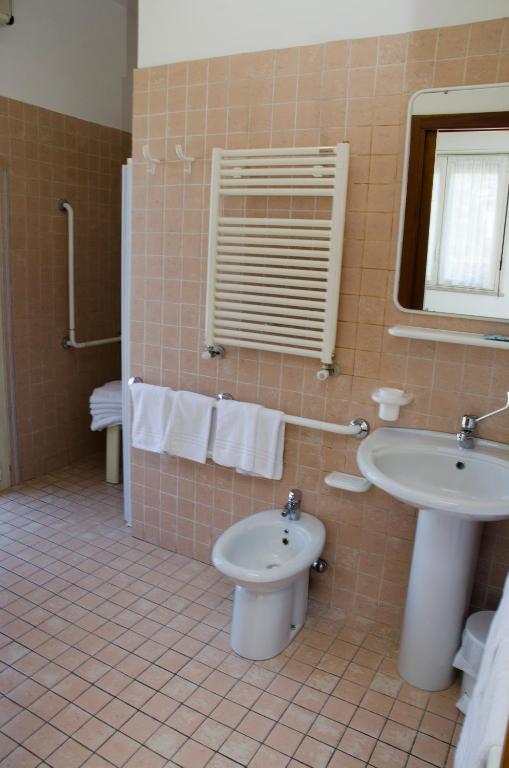 Koupelna v ubytování Albergo Cenni