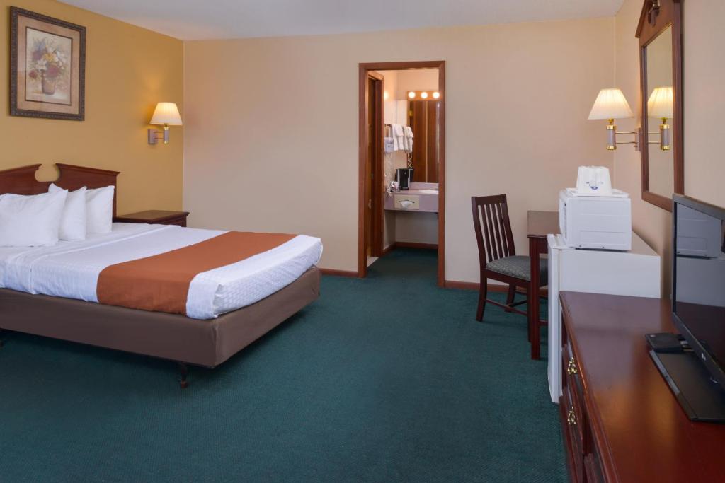 Postel nebo postele na pokoji v ubytování Americas Best Value Inn Plattsburgh