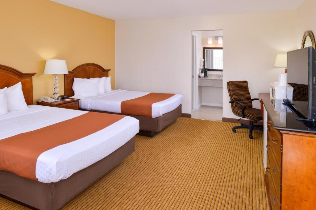 Postel nebo postele na pokoji v ubytování Americas Best Value Inn Plattsburgh
