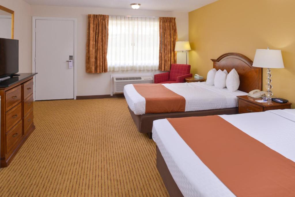 Postel nebo postele na pokoji v ubytování Americas Best Value Inn Plattsburgh