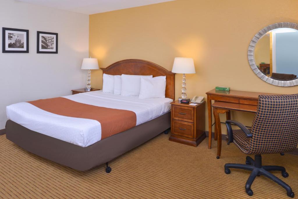 Postel nebo postele na pokoji v ubytování Americas Best Value Inn Plattsburgh