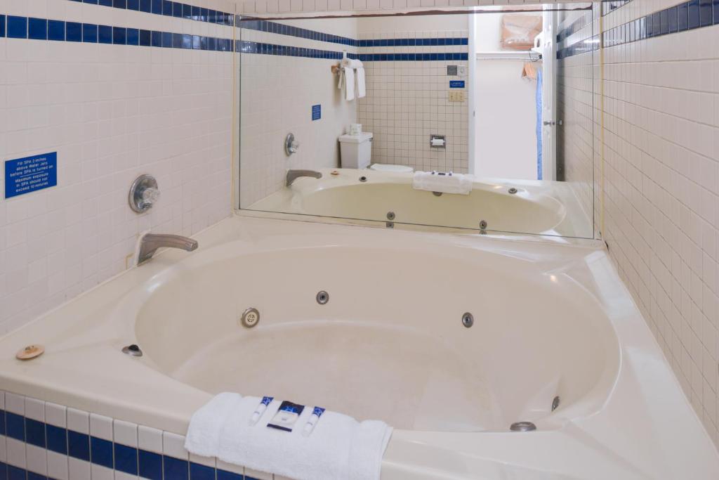 Koupelna v ubytování Americas Best Value Inn Plattsburgh