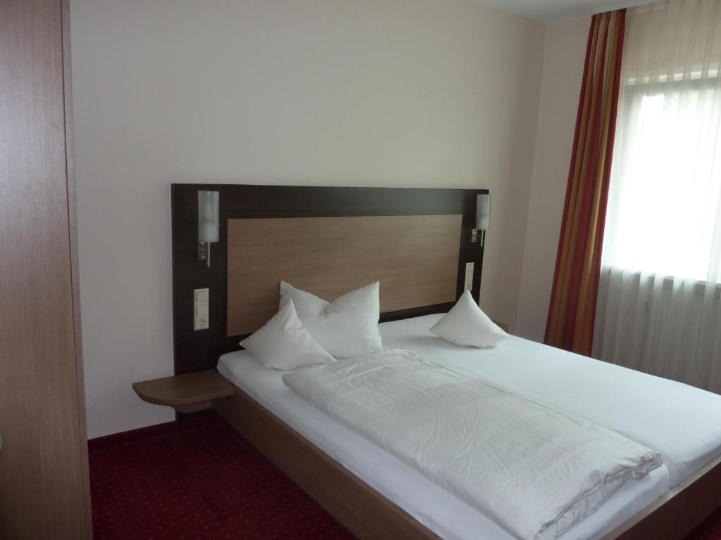Postel nebo postele na pokoji v ubytování Hotel Gasthof König Karl