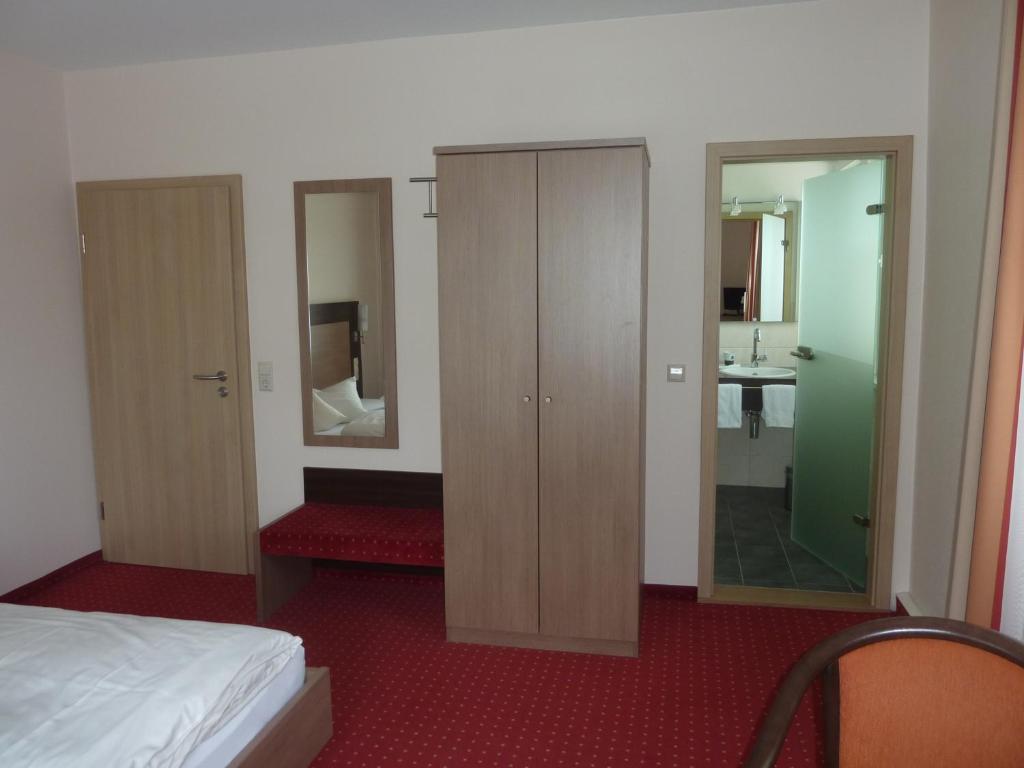Postel nebo postele na pokoji v ubytování Hotel Gasthof König Karl
