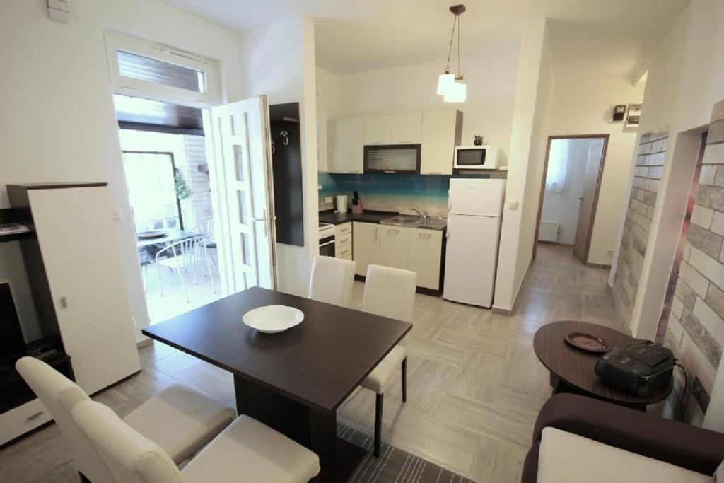 Kuchnia lub aneks kuchenny w obiekcie Kristijan Apartments