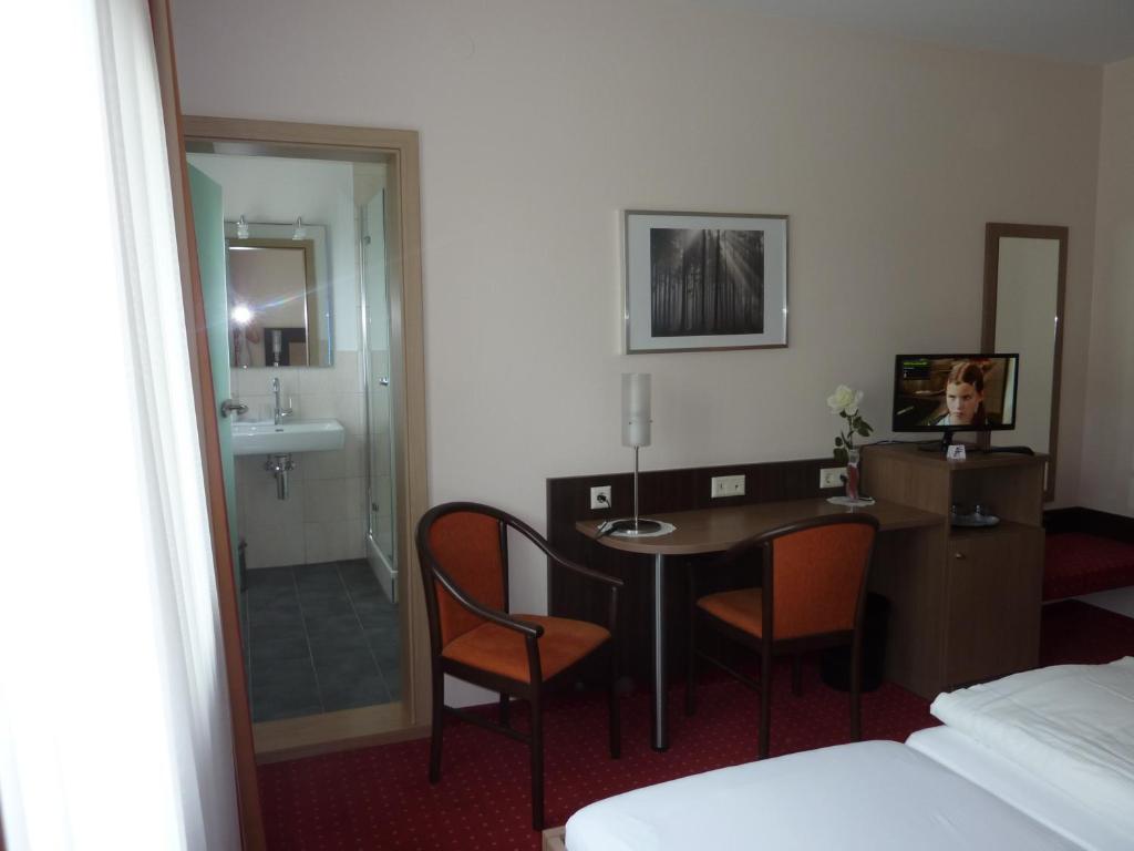 Postel nebo postele na pokoji v ubytování Hotel Gasthof König Karl