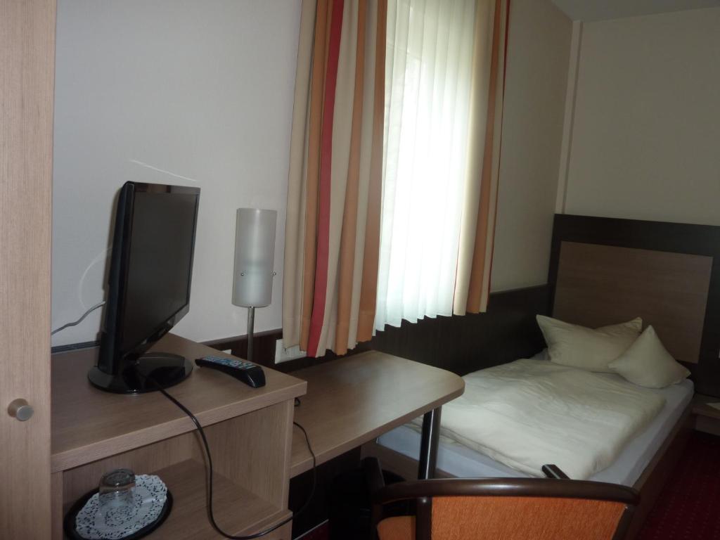 Postel nebo postele na pokoji v ubytování Hotel Gasthof König Karl