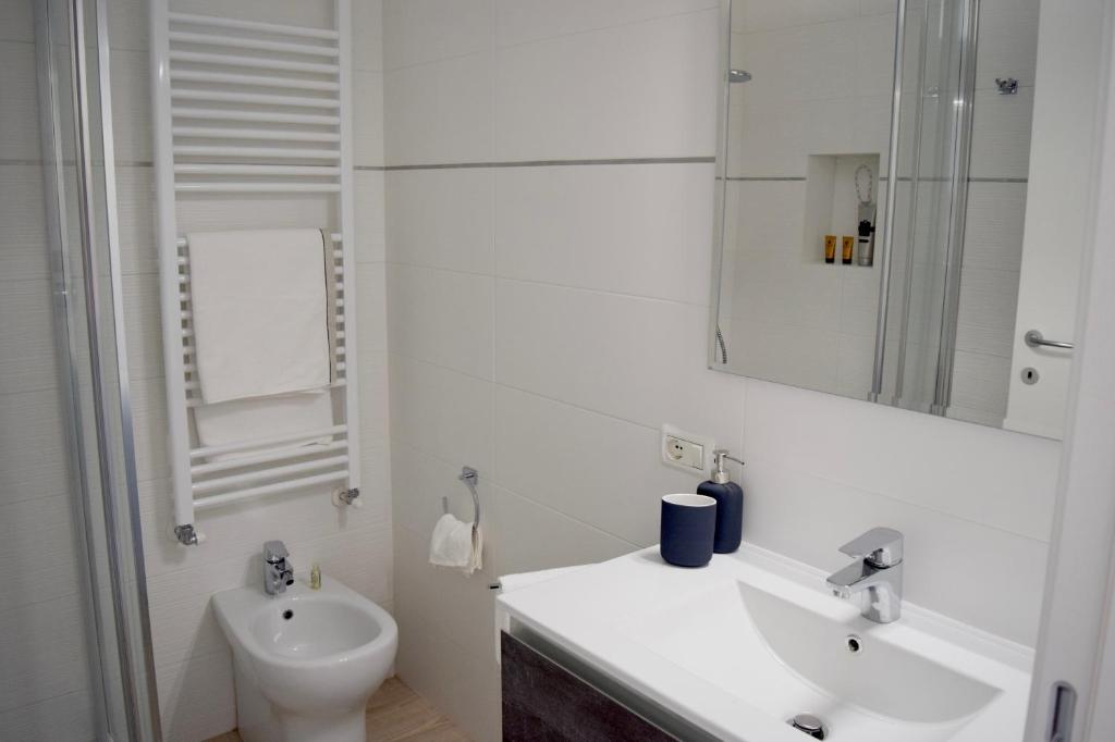 A bathroom at NEW! TUTTO QUI - APT WAGNER - CITY LIFE (cir01686)