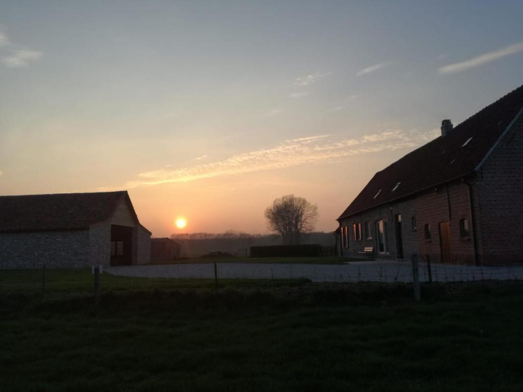 Východ nebo západ slunce při pohledu z prázdninového domu nebo okolí