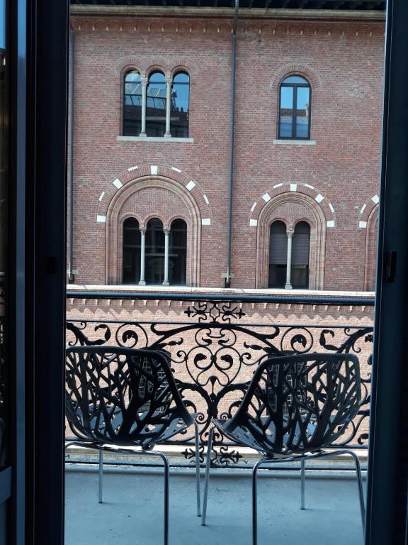 uma janela com um banco em frente a um edifício em Appartamento con vista em Milão