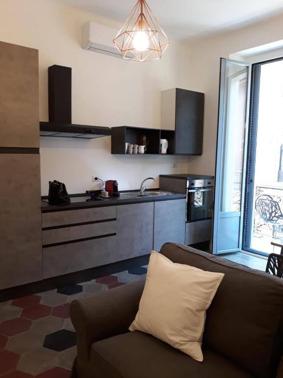 salon z kanapą i kuchnią w obiekcie Appartamento con vista w Mediolanie