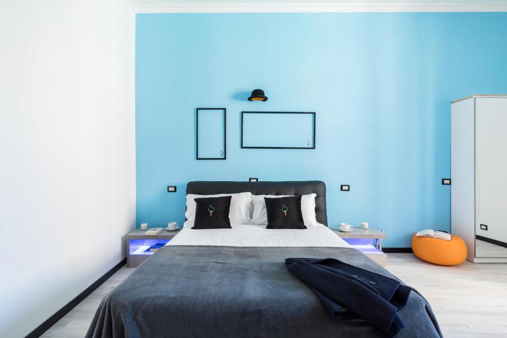 una camera da letto con pareti blu e un grande letto di A World Aparts - 32 Modena a Roma