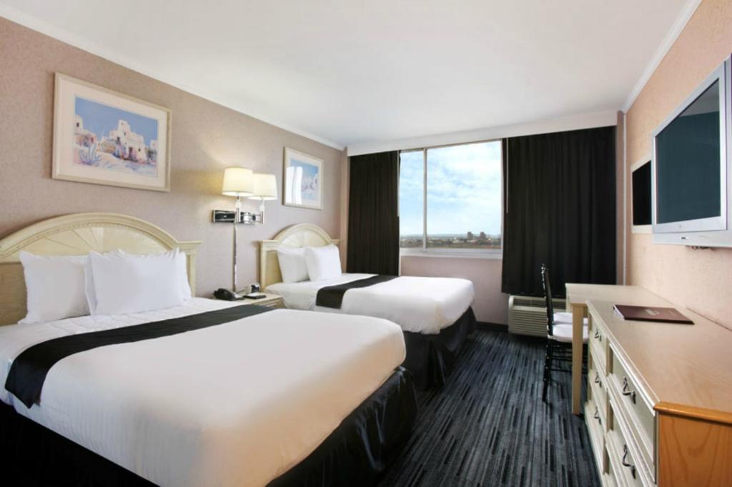 Postel nebo postele na pokoji v ubytování Ramada by Wyndham North Bergen