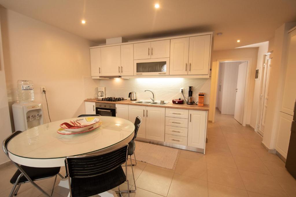 A kitchen or kitchenette at Seaside Apartments-Cristina