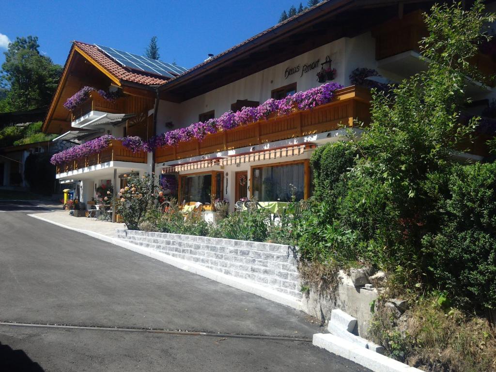 a building with flowers on the side of it at Gästehaus Amort Ferienwohnung in Ramsau