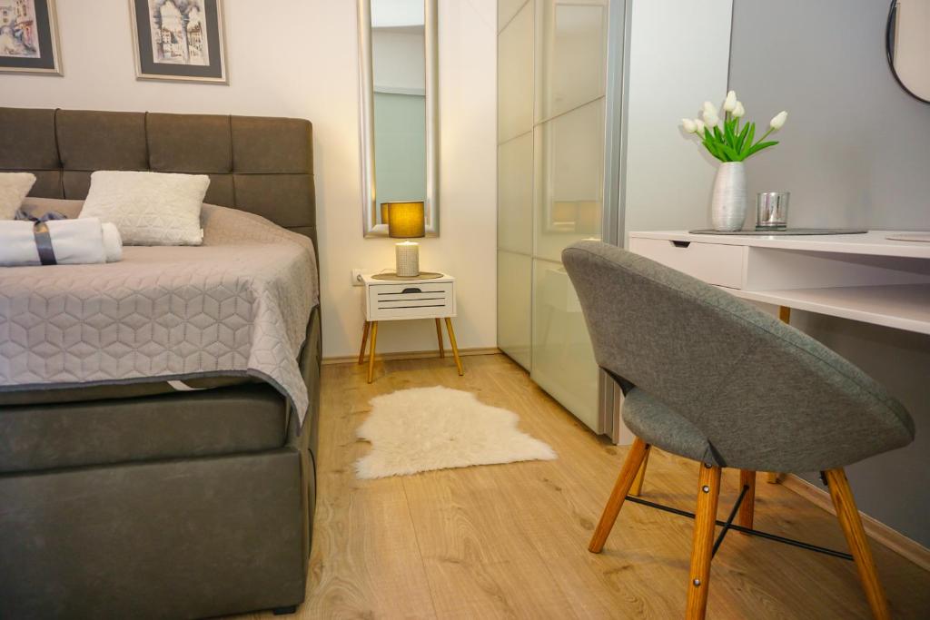 Posezení v ubytování Apartment Paula with Private Jacuzzi and Parking- near the Beach