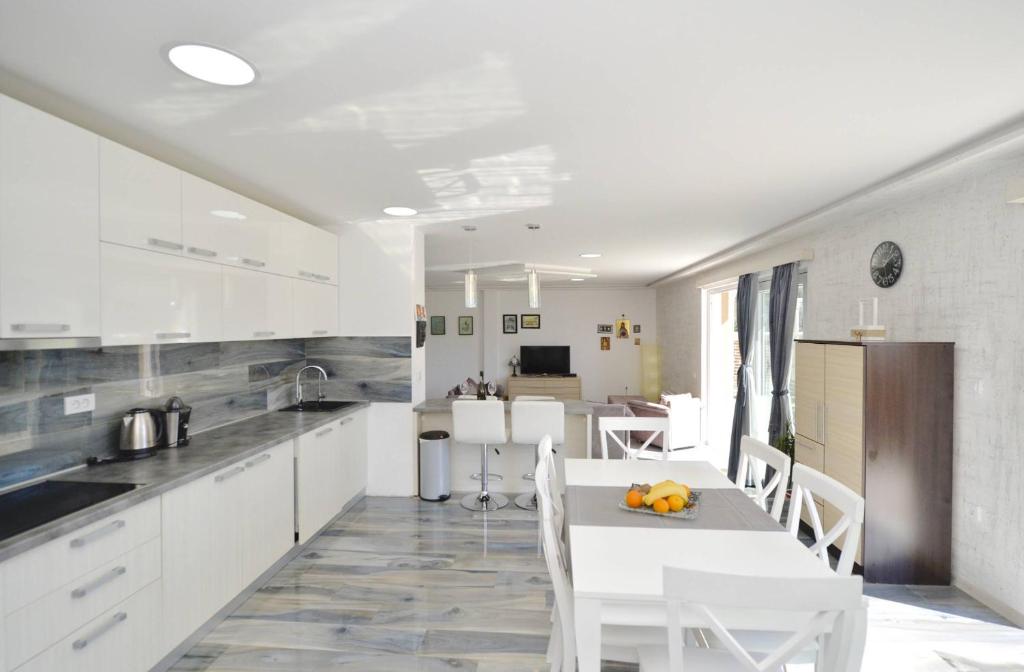Kuchyň nebo kuchyňský kout v ubytování J & P Apartments Orahovac