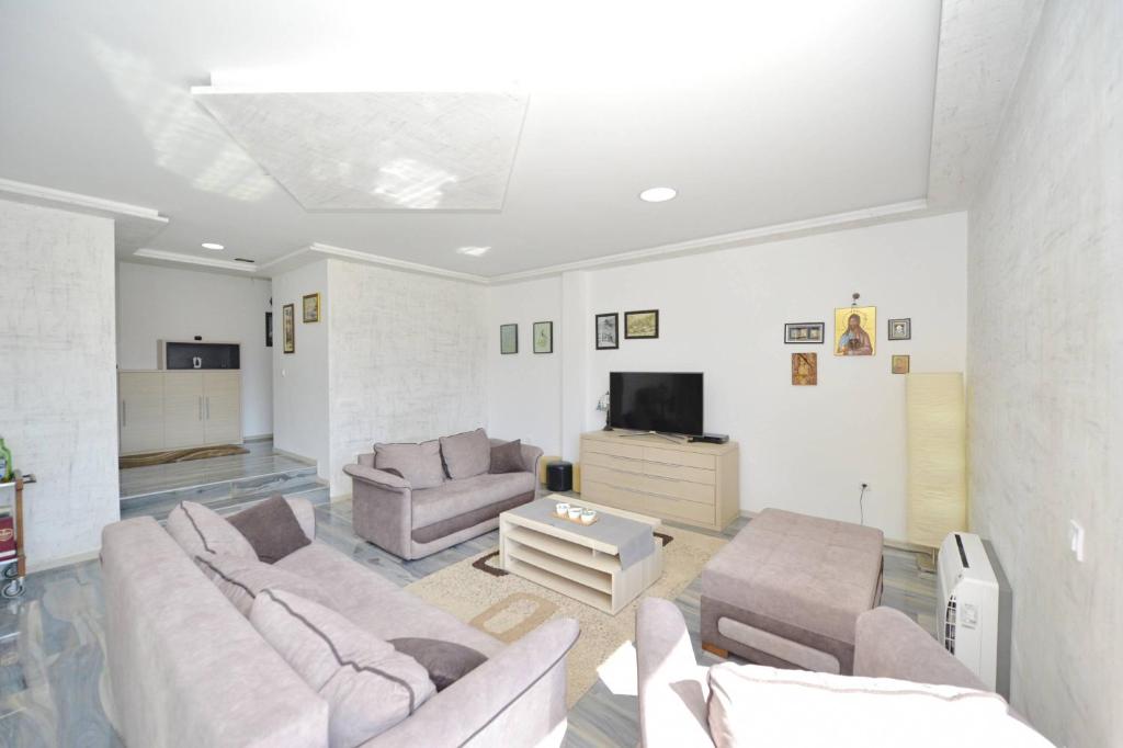 TV a/nebo společenská místnost v ubytování J & P Apartments Orahovac