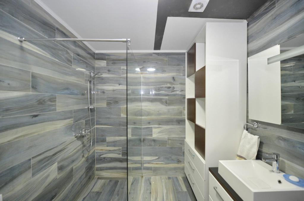 Koupelna v ubytování J & P Apartments Orahovac