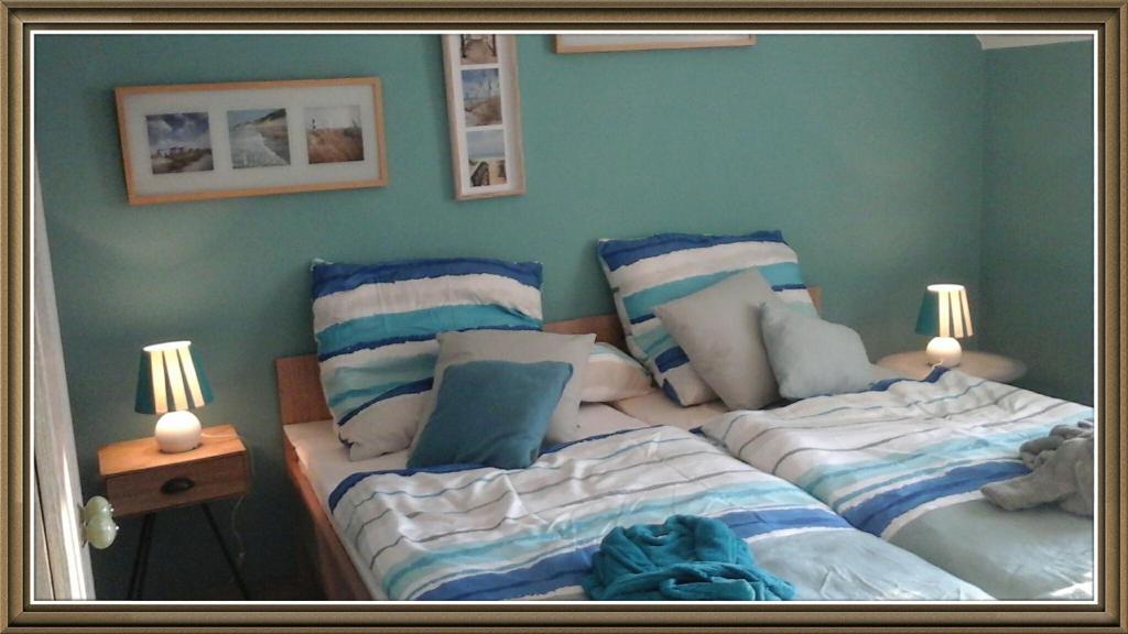 2 Einzelbetten in einem Schlafzimmer mit blauen Wänden in der Unterkunft Gästezimmer am Deister in Springe