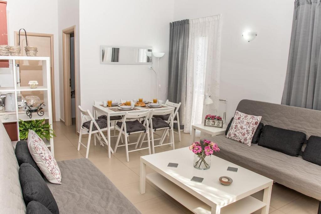 Nikis Apartment في مدينة خانيا: غرفة معيشة مع أريكة وطاولة