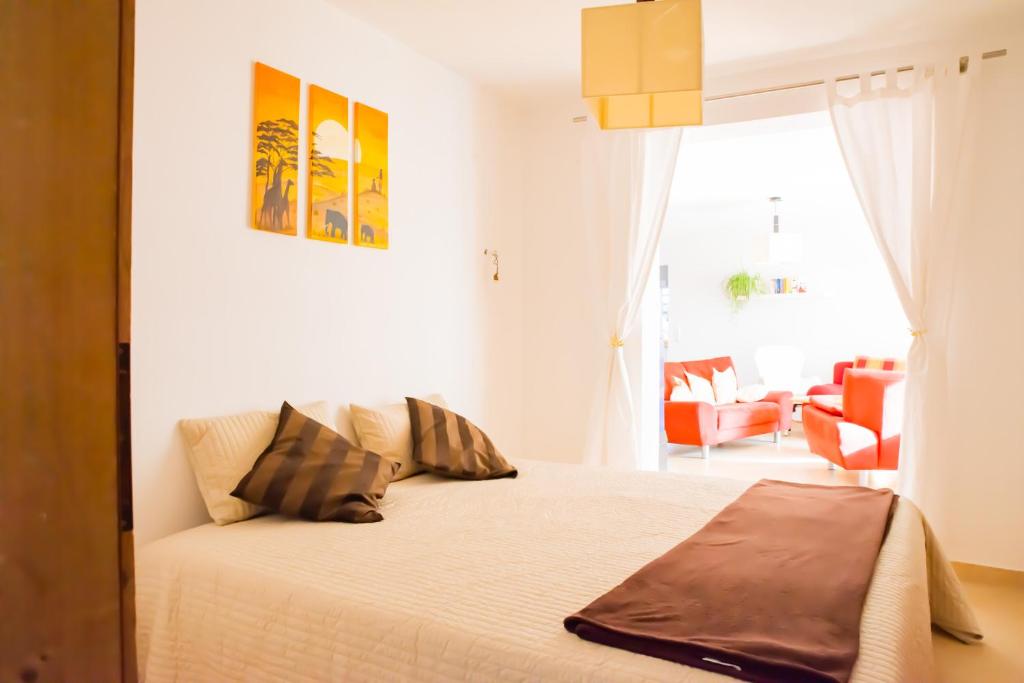 因斯布魯克的住宿－Apartment FreiRaum，白色卧室配有带枕头的床