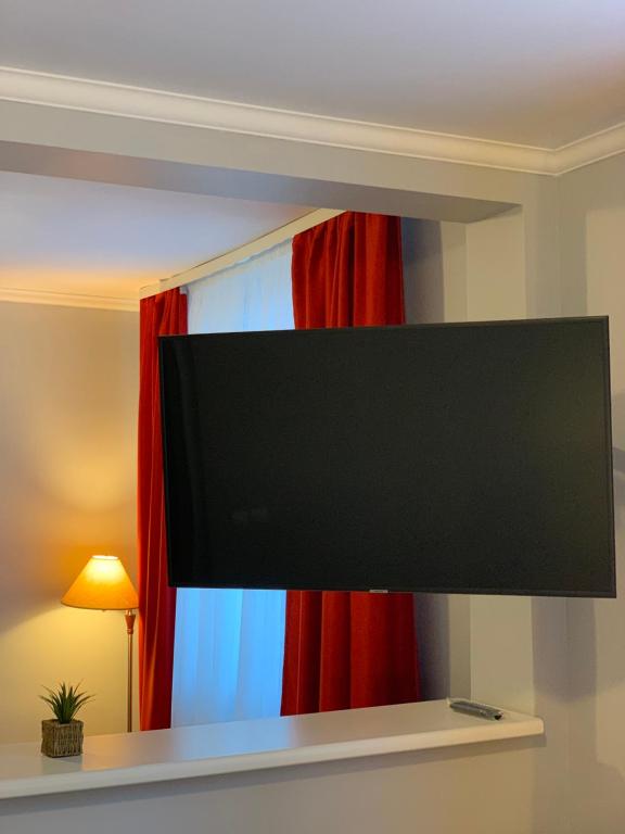 TV a/nebo společenská místnost v ubytování Vila De Argint Aleea Pelesului Nr 2