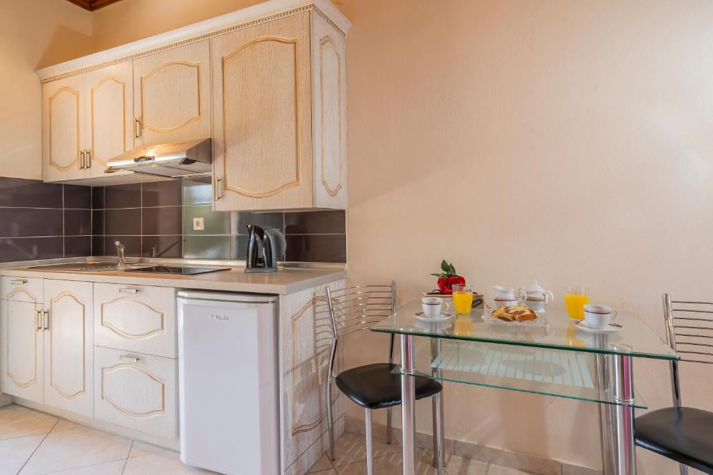 Kuchyň nebo kuchyňský kout v ubytování Ziogas Luxury Apartments