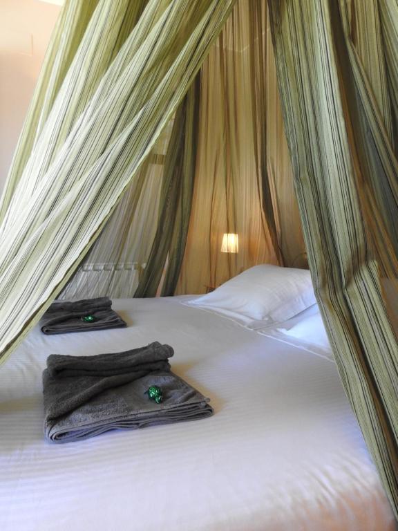 a bed with two towels on top of it at B&B El Ranxo in Franciach