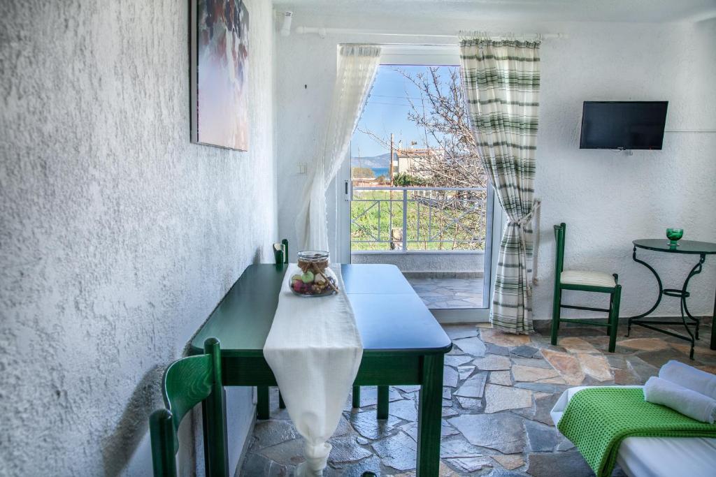 Televízia a/alebo spoločenská miestnosť v ubytovaní Phoenix Beachside Condos