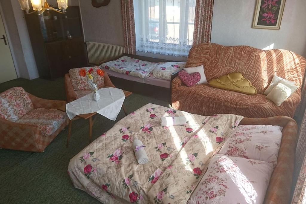 Een bed of bedden in een kamer bij Spacious Farmhouse with yard full of fruit trees