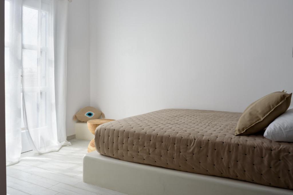 Uma cama ou camas num quarto em Aegeeis