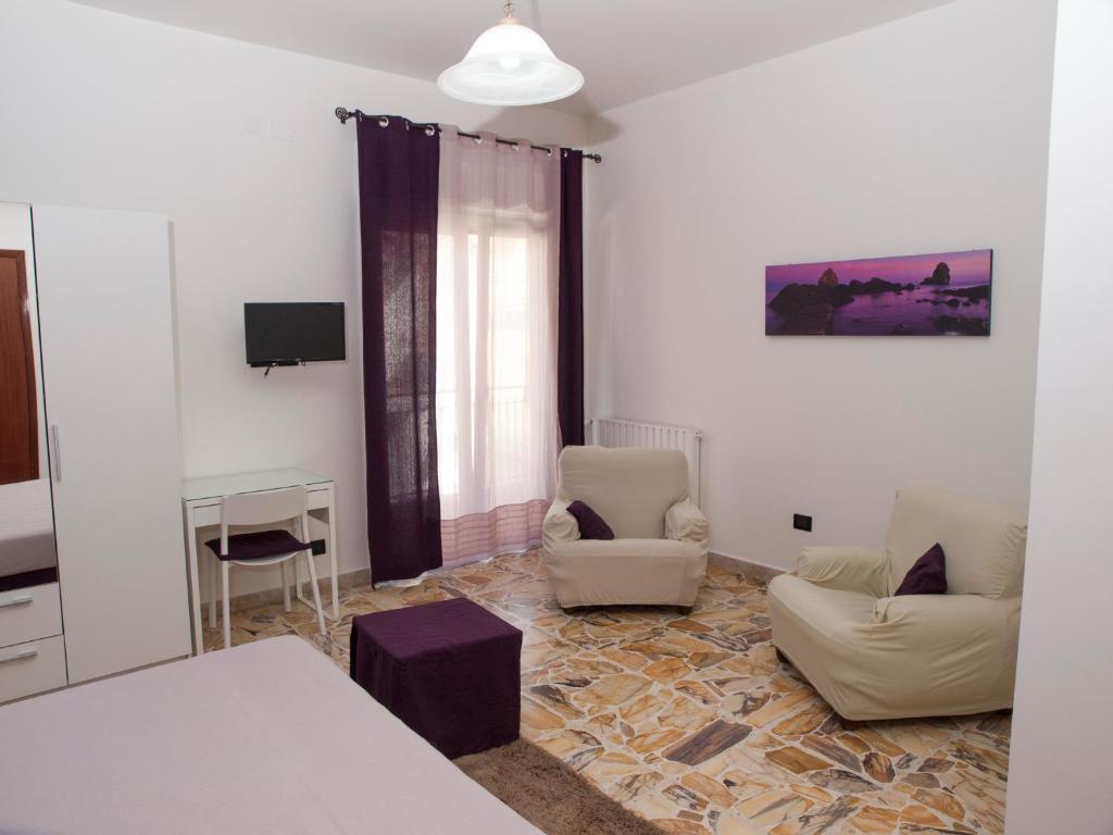 Bouganville House - Double Room With Private Bathroom
