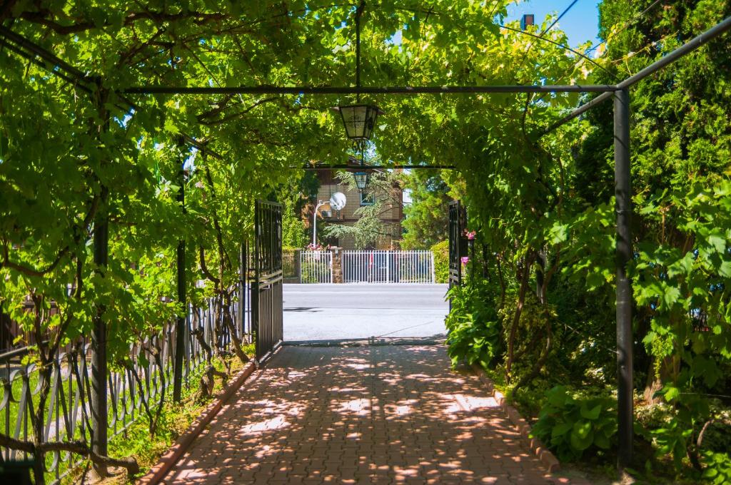 una passerella ricoperta di viti verdi con cancello di Gorski vrt a Novi Sad