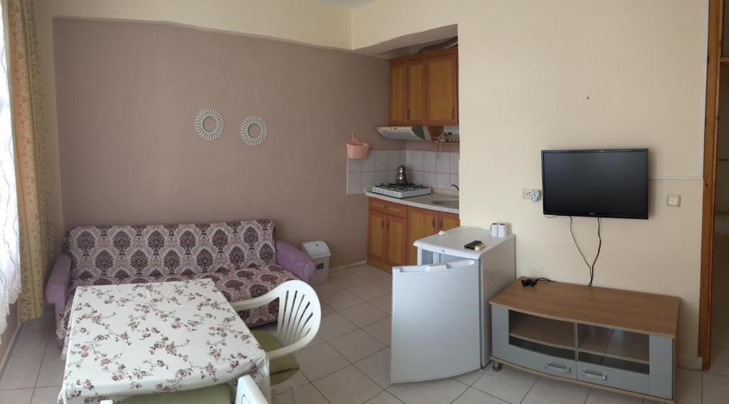 - un petit salon avec un canapé et une table dans l'établissement ÖZNUR APART OTEL, à Sidé