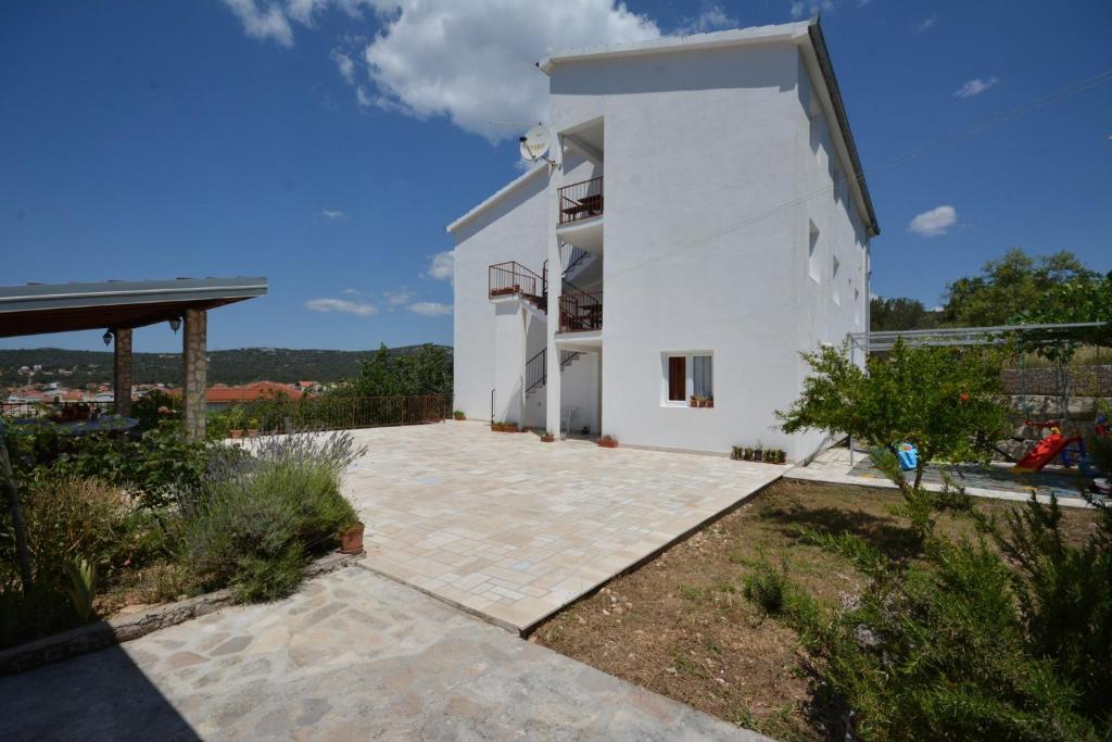 una casa blanca con un patio delante en Vinisce Apartment 4, en Vinišće