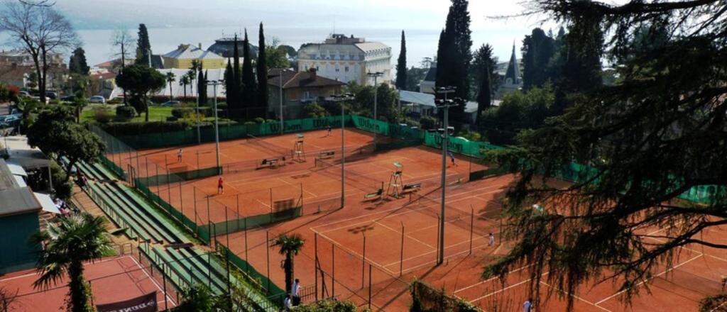 Zdjęcie z galerii obiektu Apt Tennis Prime Location, parking, near beach, self check-in w mieście Opatija