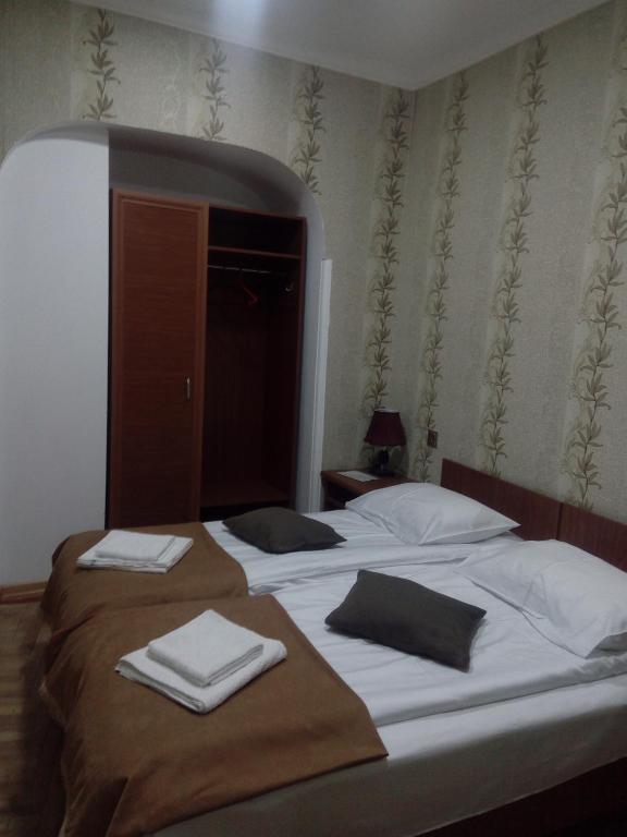 Postel nebo postele na pokoji v ubytování Tbilisi Downtown Guest House