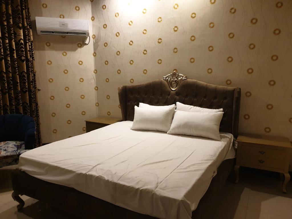Royal Villa F-10/2 - Deluxe King Room