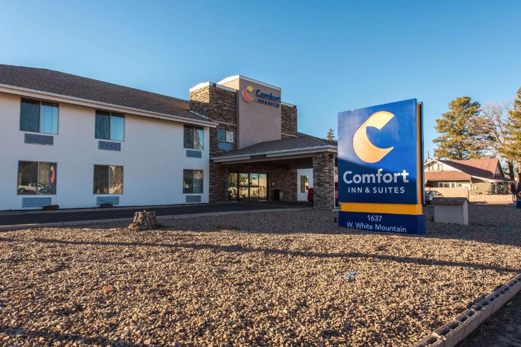 a building with a sign in front of it at Comfort Inn & Suites Pinetop Show Low in Pinetop-Lakeside
