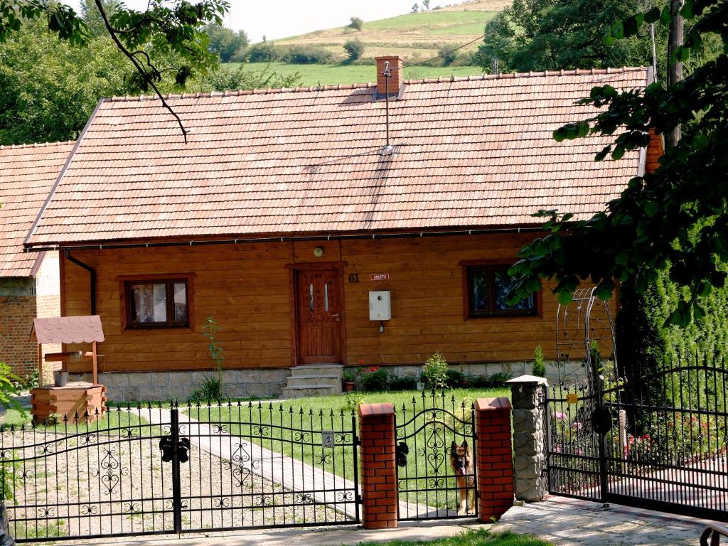 una casa de madera con una valla delante en U Mariana en Mrukowa
